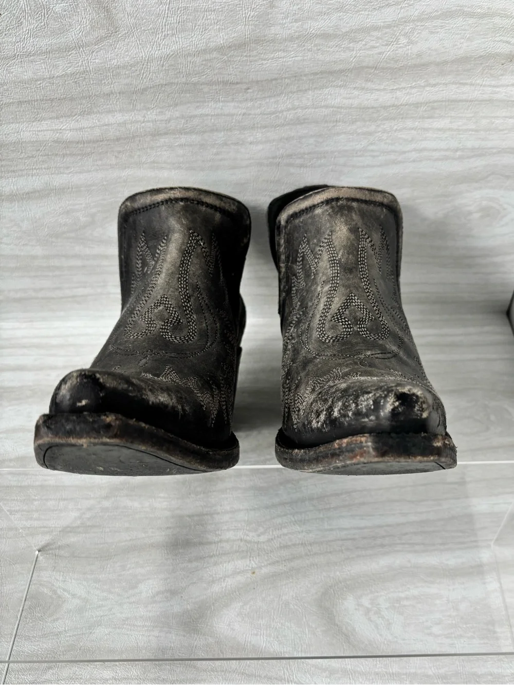 With Box Ariat Women’s Western Boots - naturally distressed black booties size 8 - Picture 9 of 16
